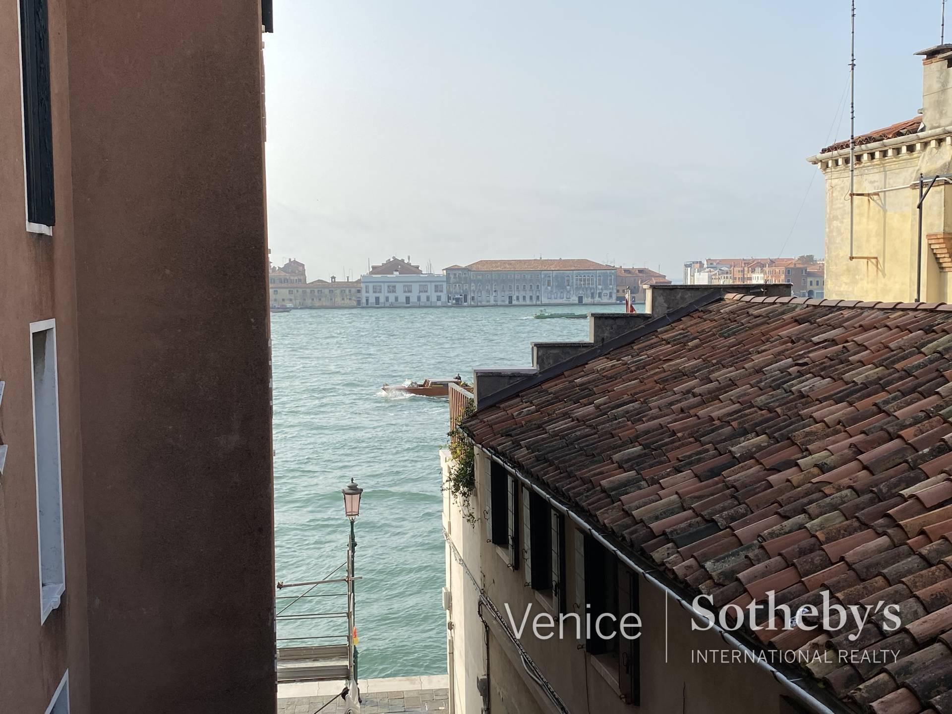 Deux propriétés attenantes très lumineuses avec des balcons aérés et des vues latérales fascinantes sur le canal de la Giudecca - 15