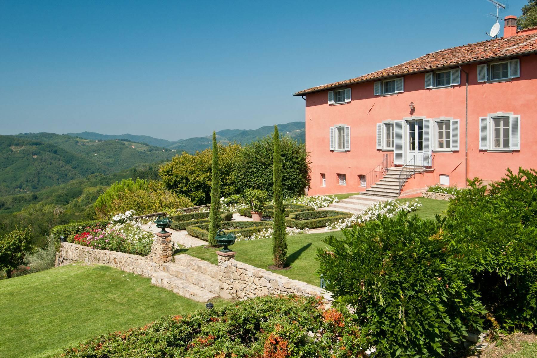 A charming estate that overlooks the countryside near Lucca - 1