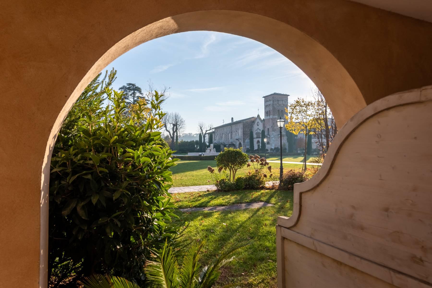 Elegante Erdgeschosswohnung mit zwei Veranden und Garten im Chervò San Vigilio Golf Club - 9