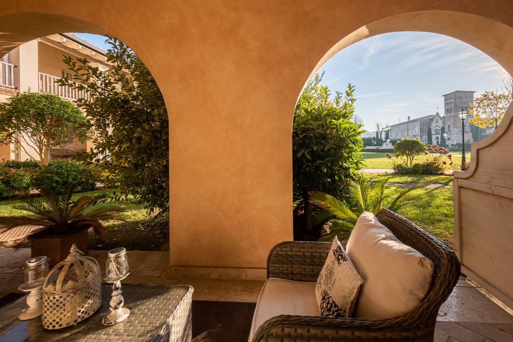 Elégant appartement au rez-de-chaussée avec deux porches et jardin dans le Chervò San Vigilio Golf Club - 7