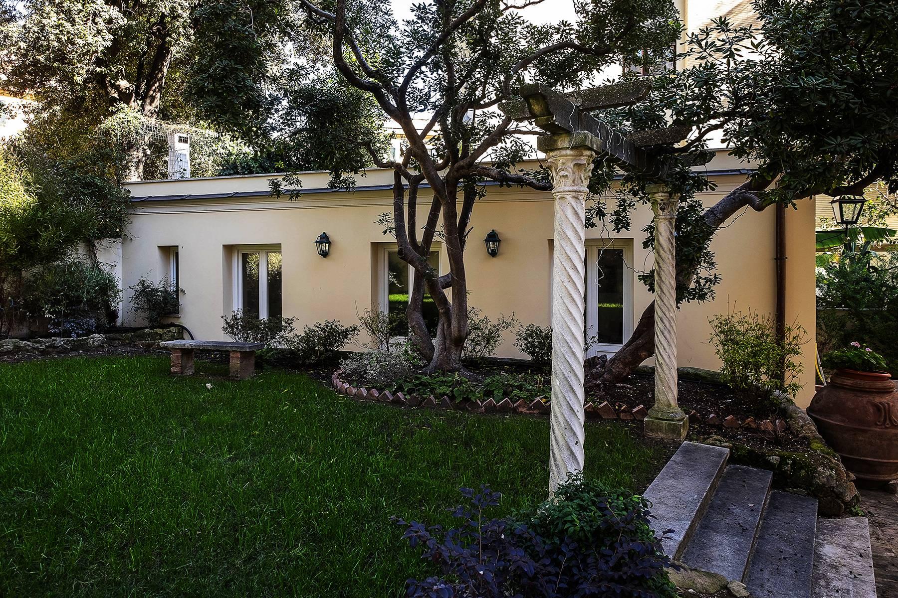 Villa ristrutturata con giardino e dependence nel quartiere Trieste/Coppedè - 8