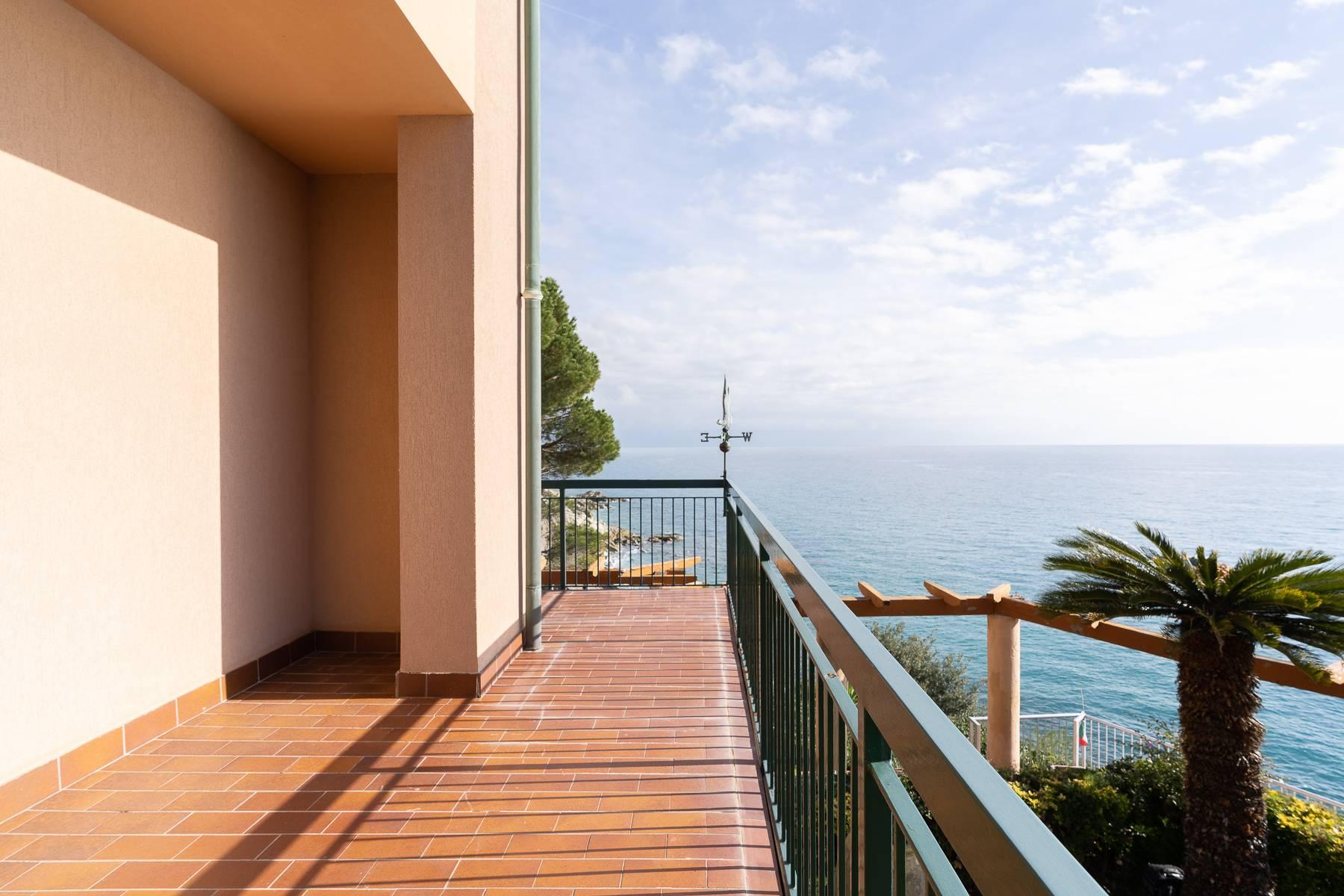 Panoramic villa pieds dans l'eau with private garden - 11
