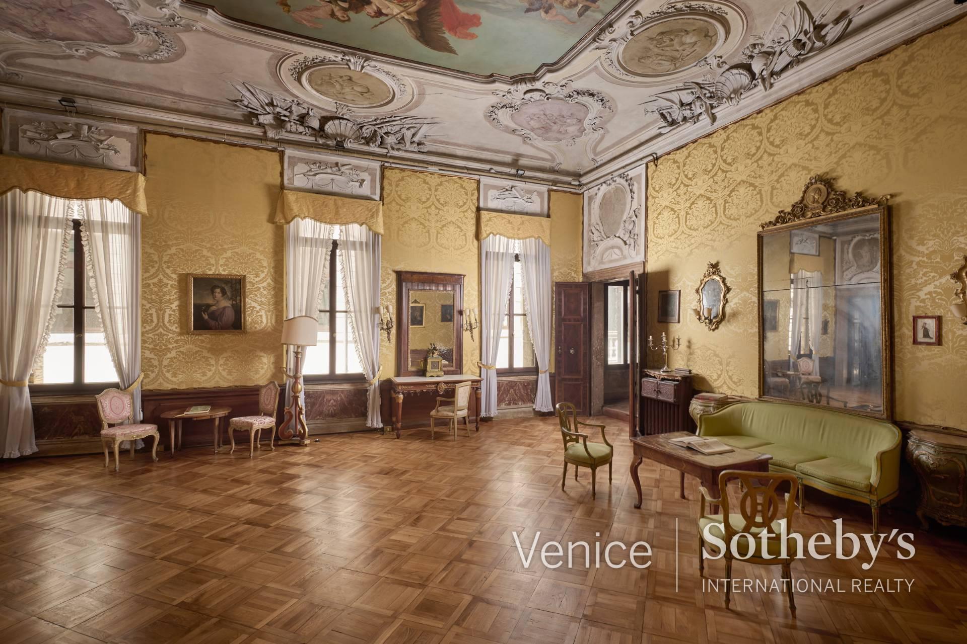 A divine and dreamy palazzo piano nobile in a top location - 2