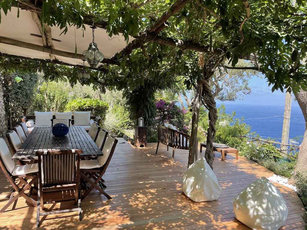 Magnificent villa overlooking the Grotta Azzurra Freestanding House