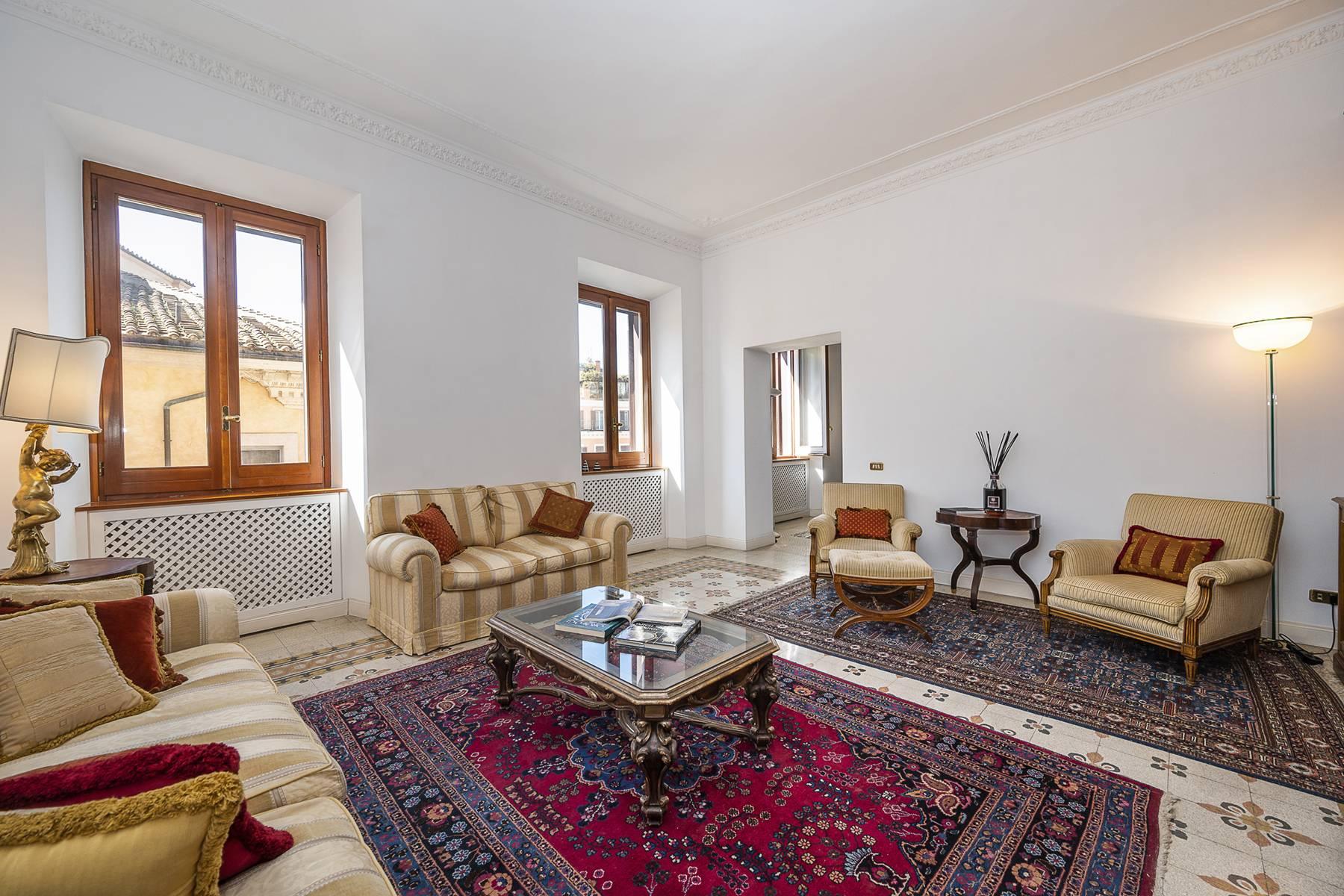 Elegant apartment  located in a prestigious historical building in Trinità de' Monti. - 2