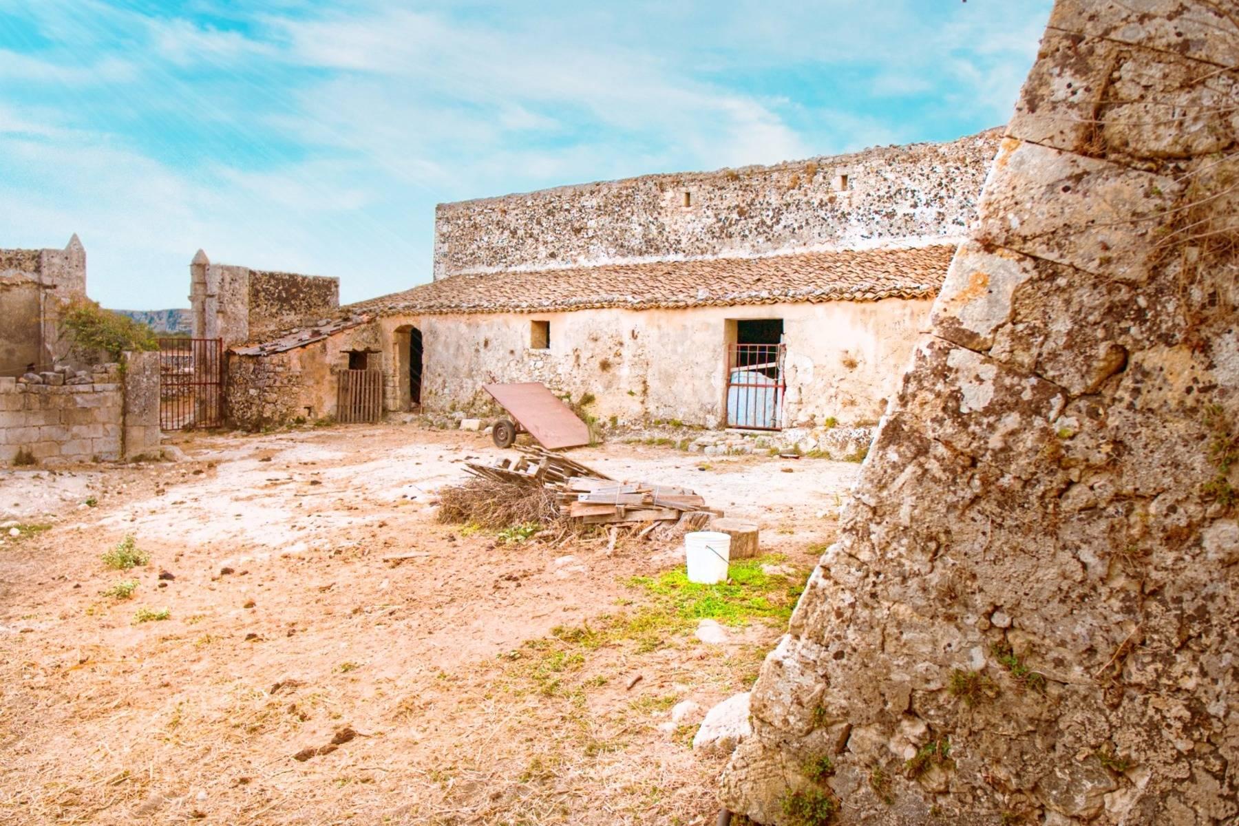 Evocative feudal village in the Noto countryside - 4