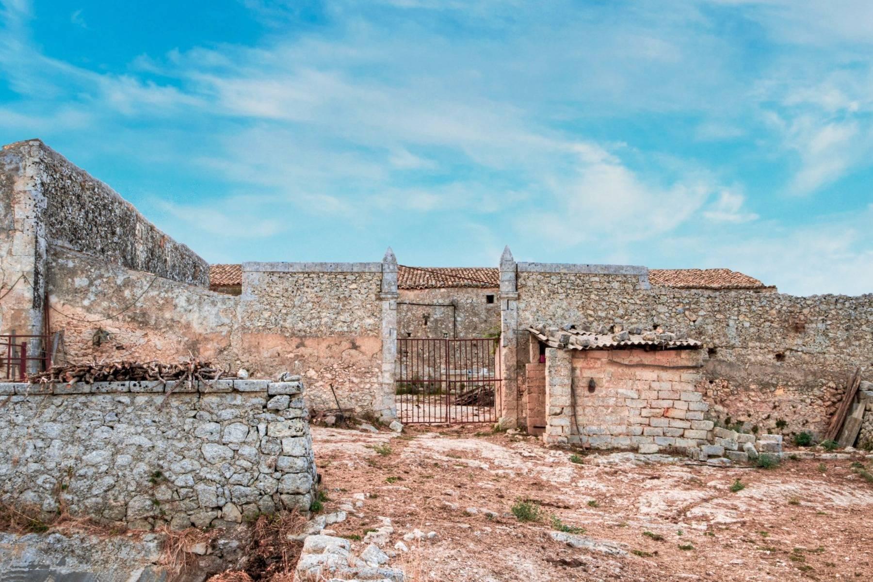Evocative feudal village in the Noto countryside - 8
