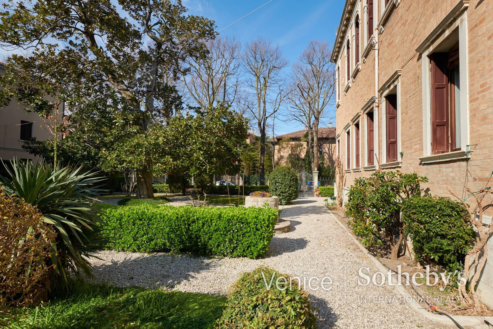 Una classica villa Liberty in una posizione tranquilla ma super centrale con splendidi giardini e terrazze - 2