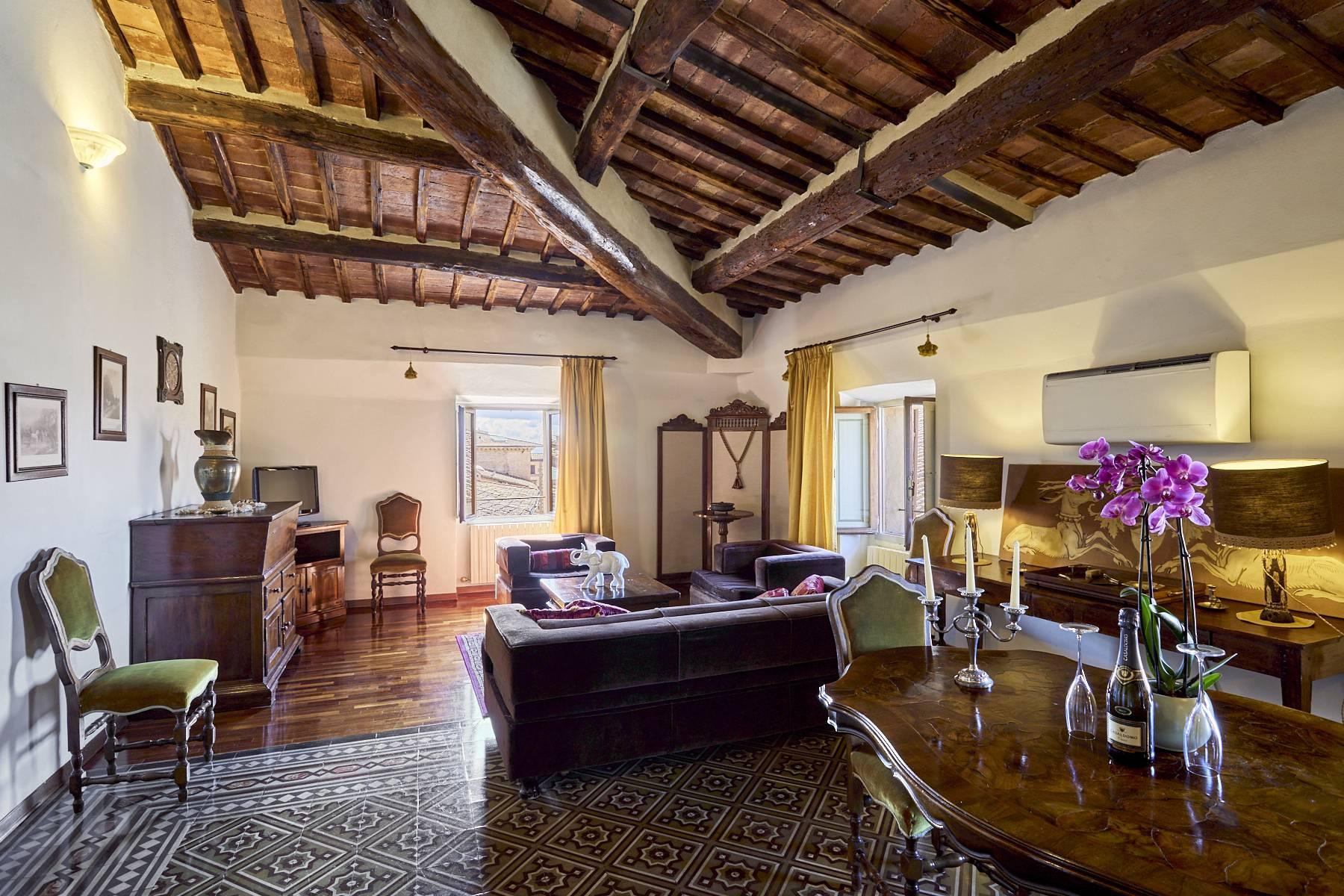 Prestigioso attico in maestoso palazzo del 1500 a Siena - 2