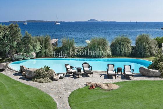 Villa de luxe bord de mer, immobilier Italie vue mer | Sotheby Italy