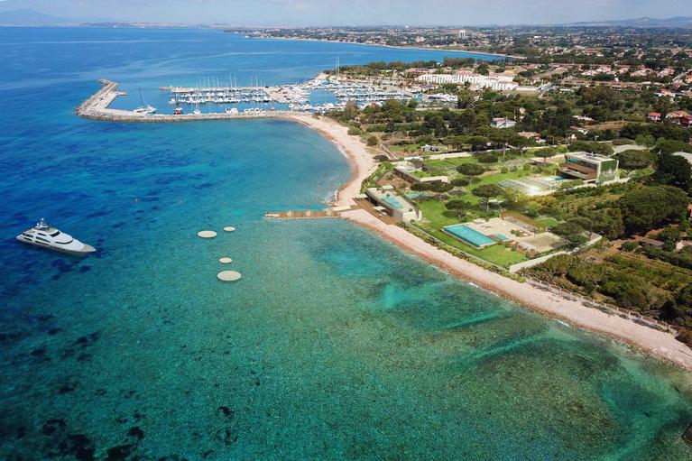 View of Waterfront luxury homes and properties for sale and rent In Italy ...