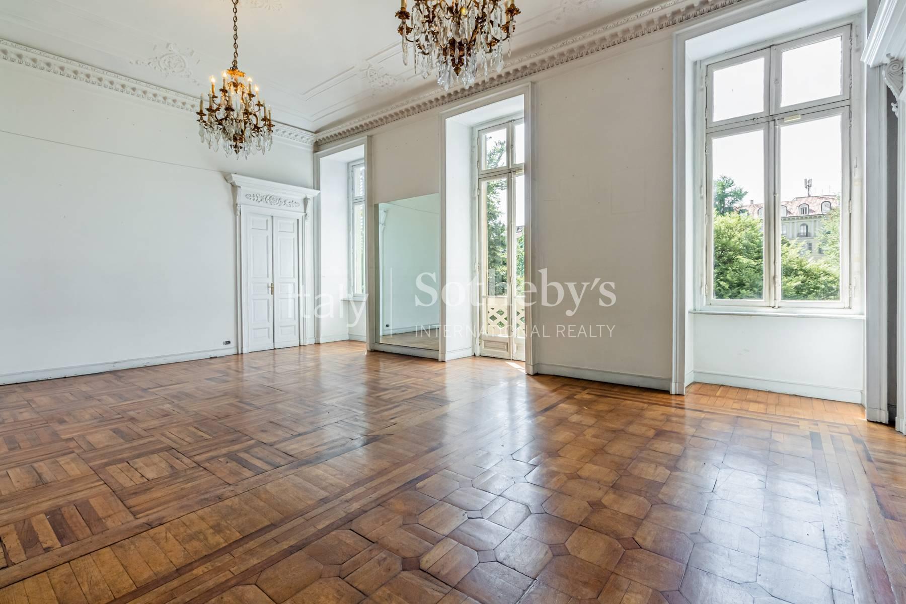 Elegant apartment with terrace in the center of Turin - 2