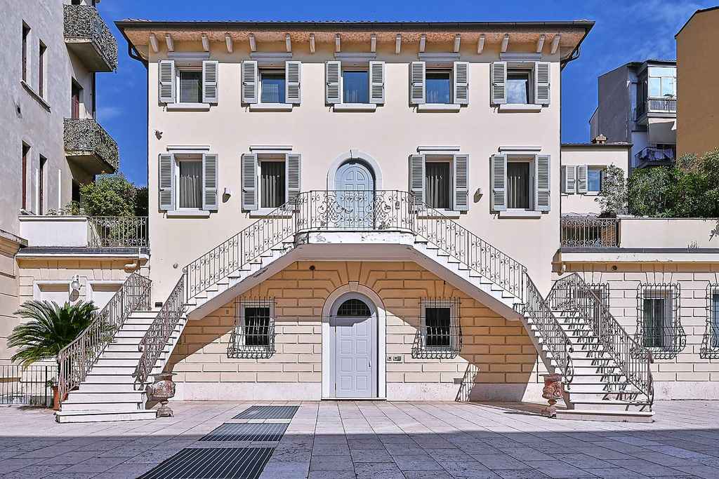 Elegant penthouse in Villa with large terraces a few steps from the