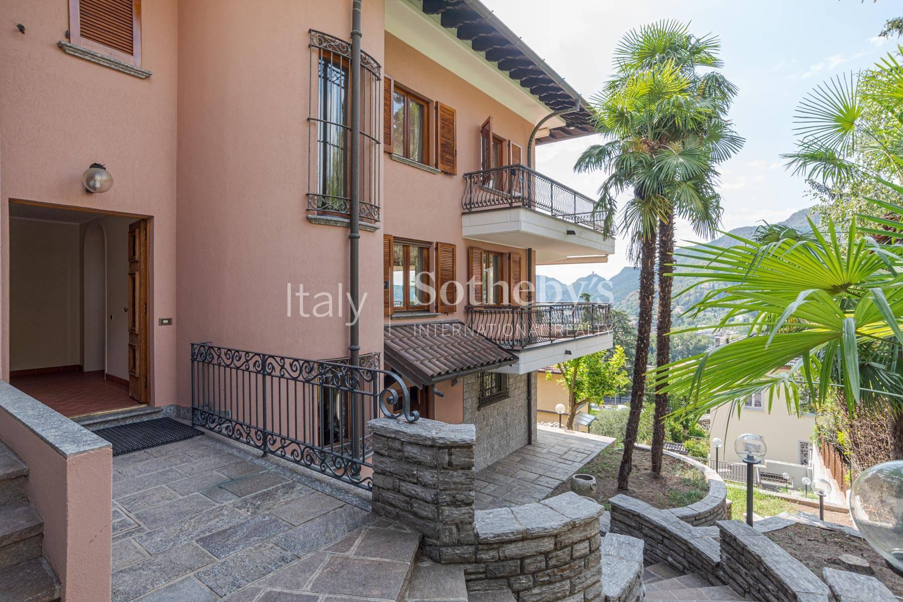 Elegant villa from the 80's with wonderful views of the lake and the city of Como - 2