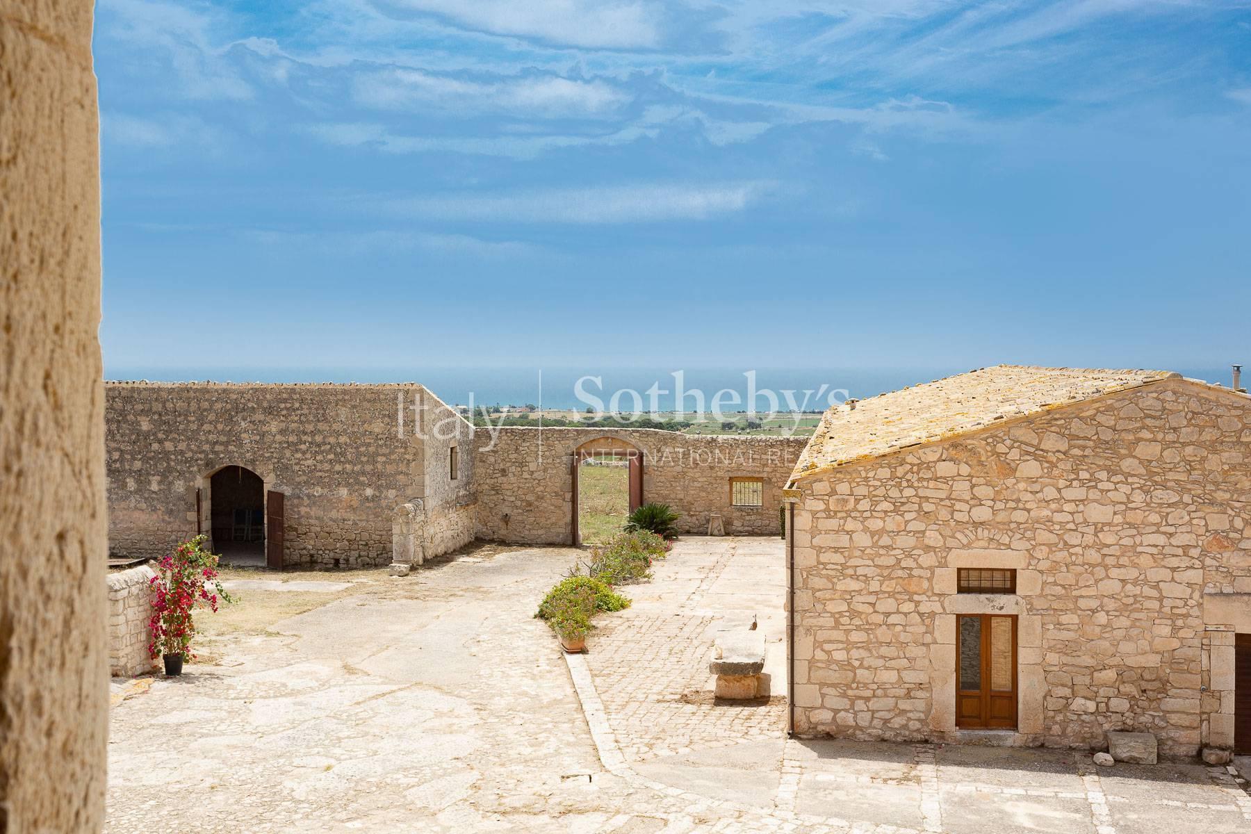 Renovated ancient hamlet with a sea view of the Iblei hills - 8