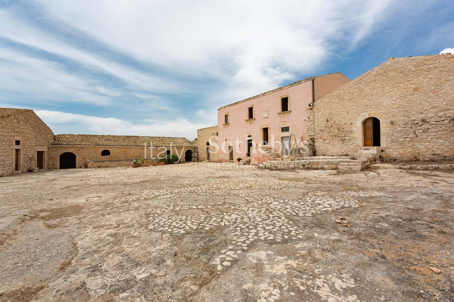 Renovated ancient hamlet with a sea view of the Iblei hills - 29