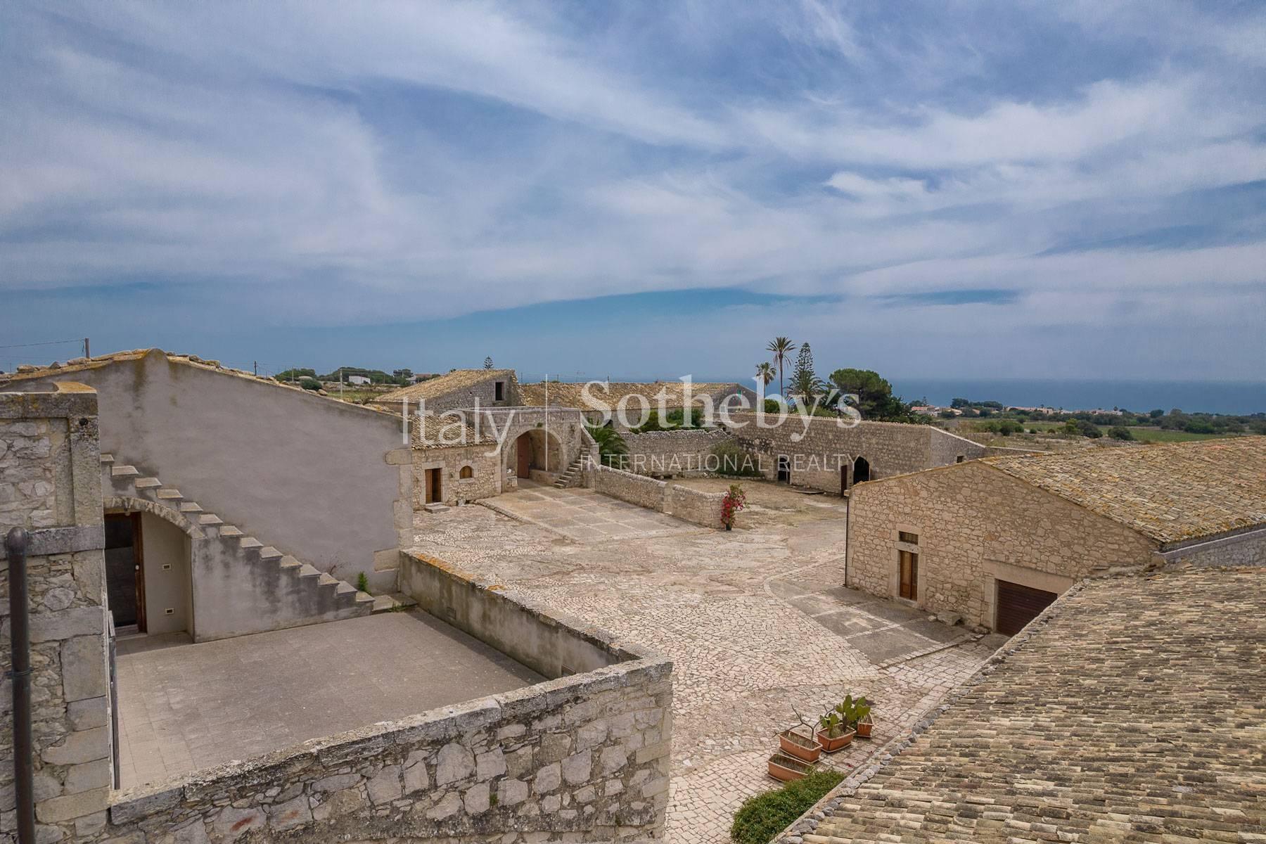 Renovated ancient hamlet with a sea view of the Iblei hills - 3