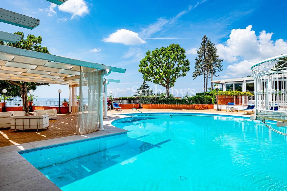 Exclusive villa with panoramic terraces and gardens close to Salerno