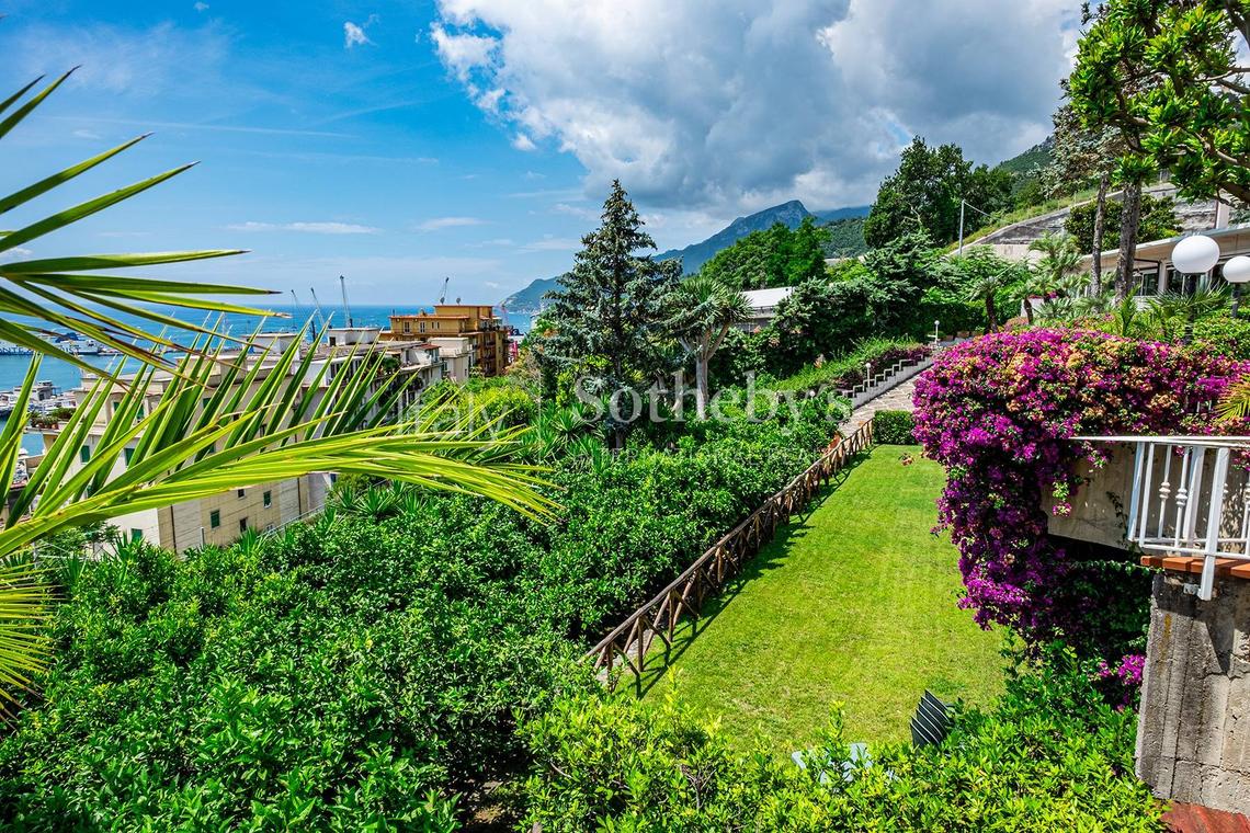 Exclusive villa with panoramic terraces and gardens close to Salerno