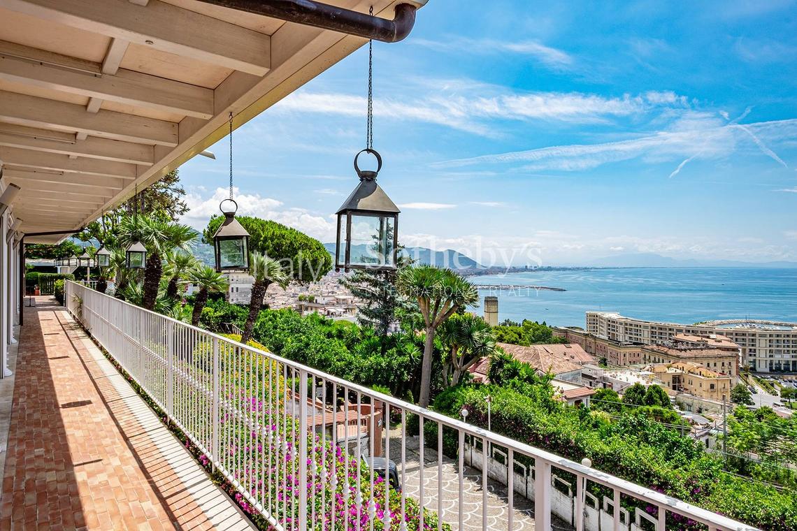 Exclusive villa with panoramic terraces and gardens close to Salerno