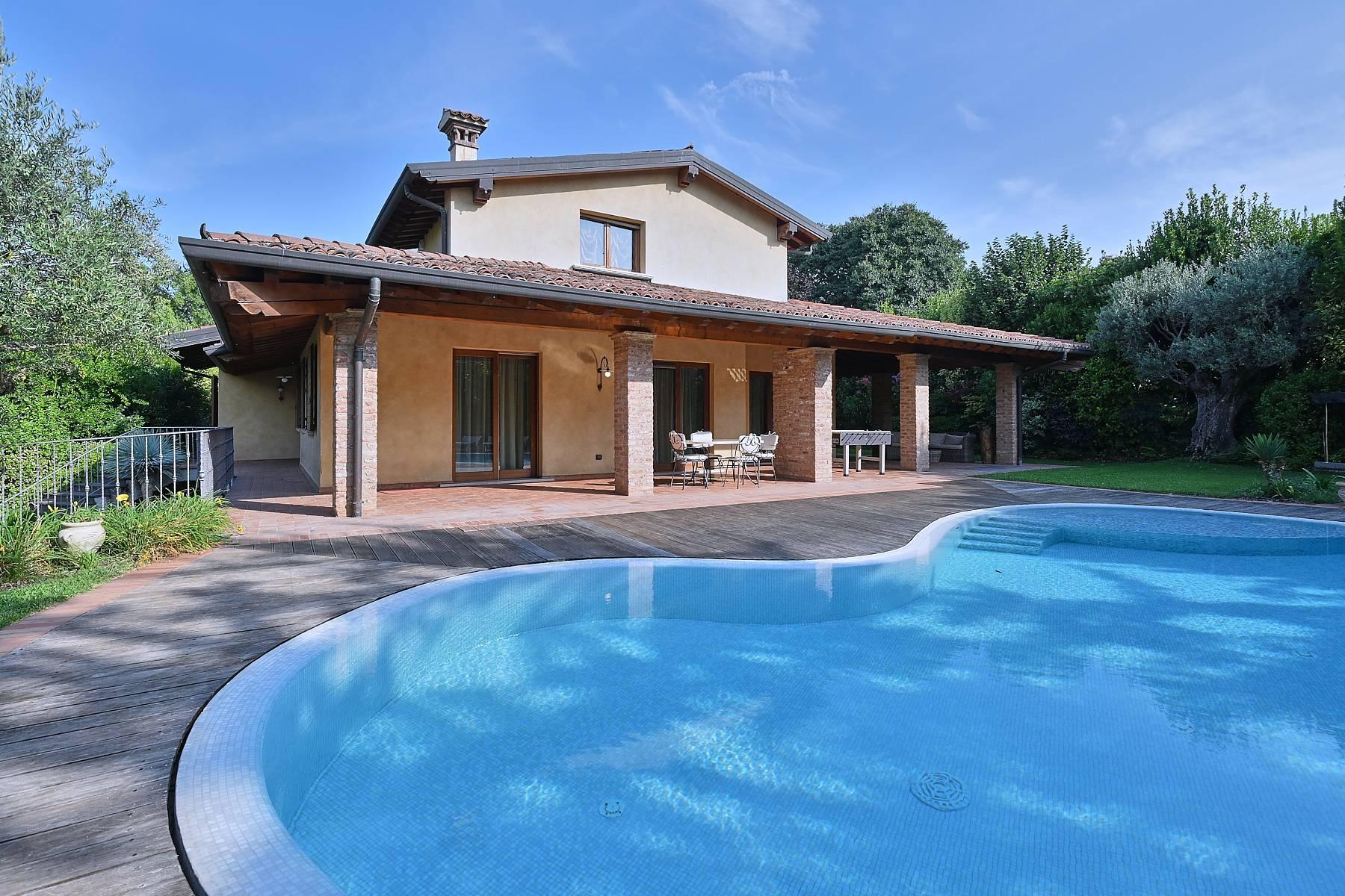 Elegant single villa with pool - 1