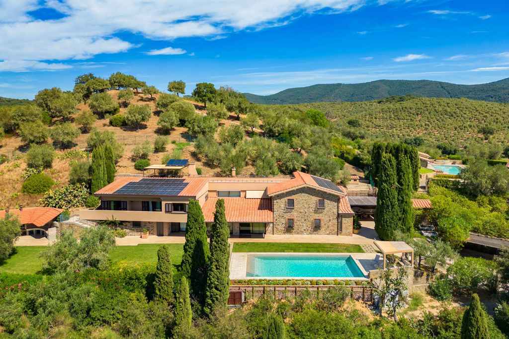 Inspiring tuscan estate with vineyards and olive groves Villa For