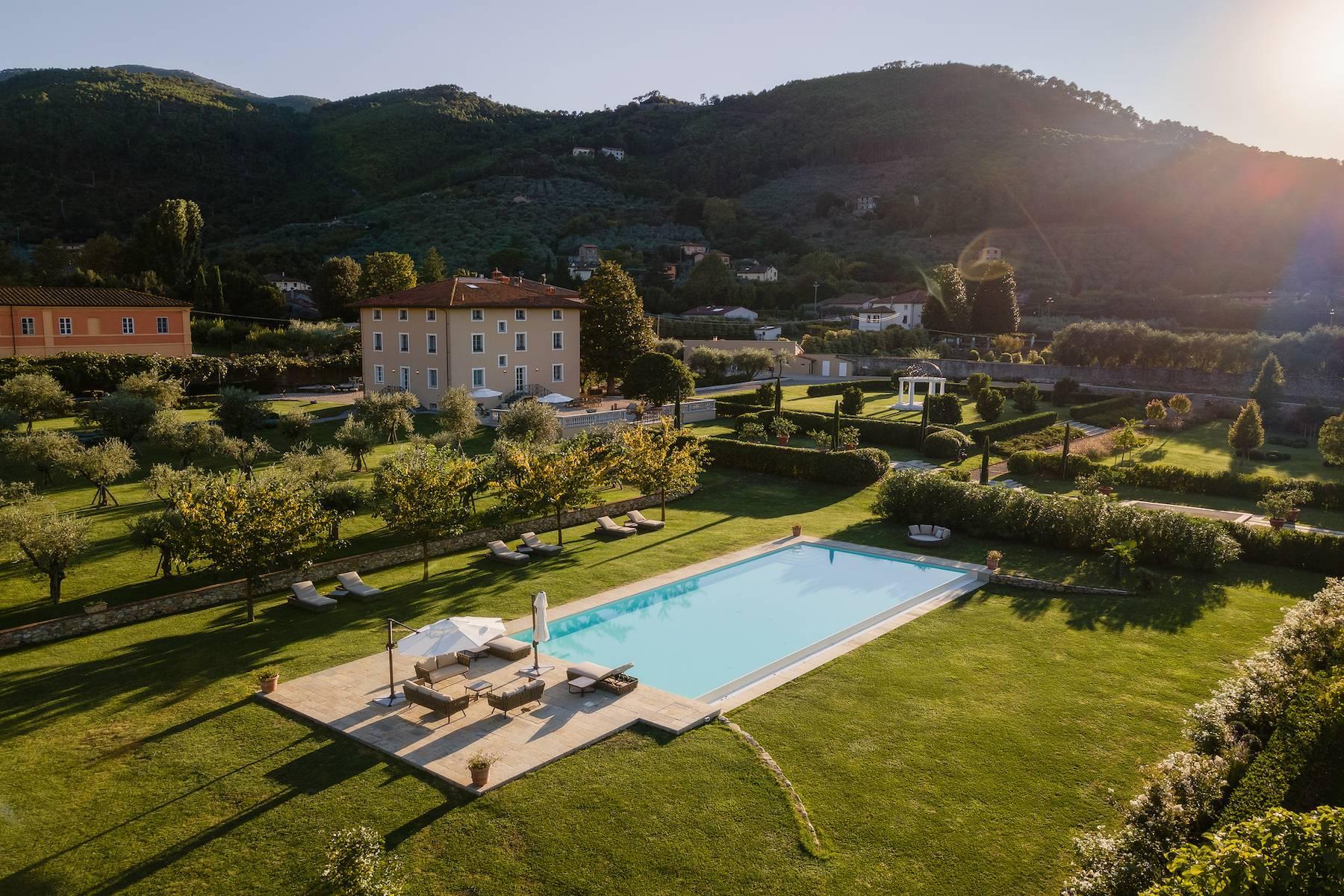 Villa Le Camelie immersed in the Tuscan countryside - 1