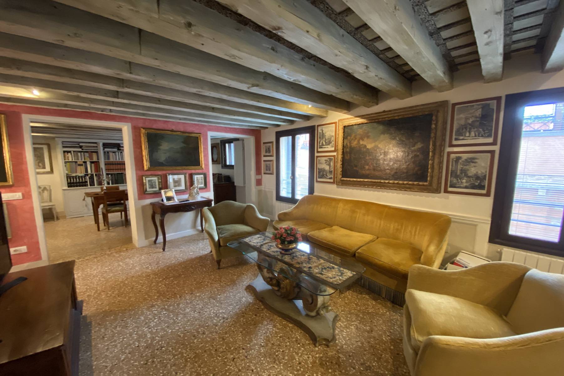 A charming mezzanine apartment in a beautiful Gothic palazzetto - 1