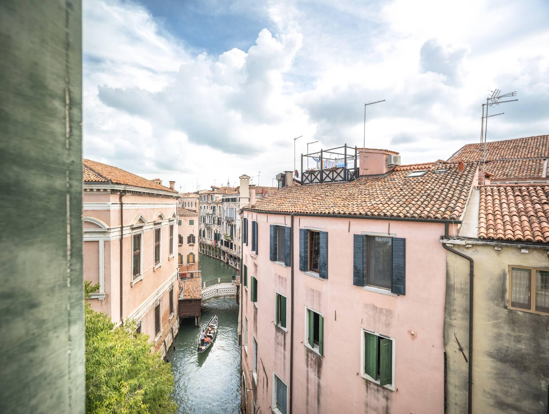 A stylish apartment with partial views of the Grand Canal - 1