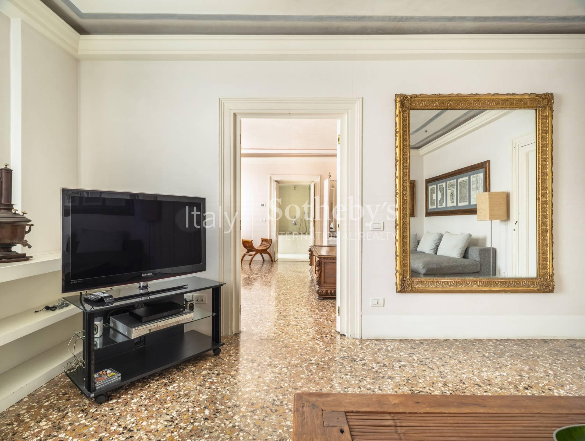 A stylish apartment with partial views of the Grand Canal - 2