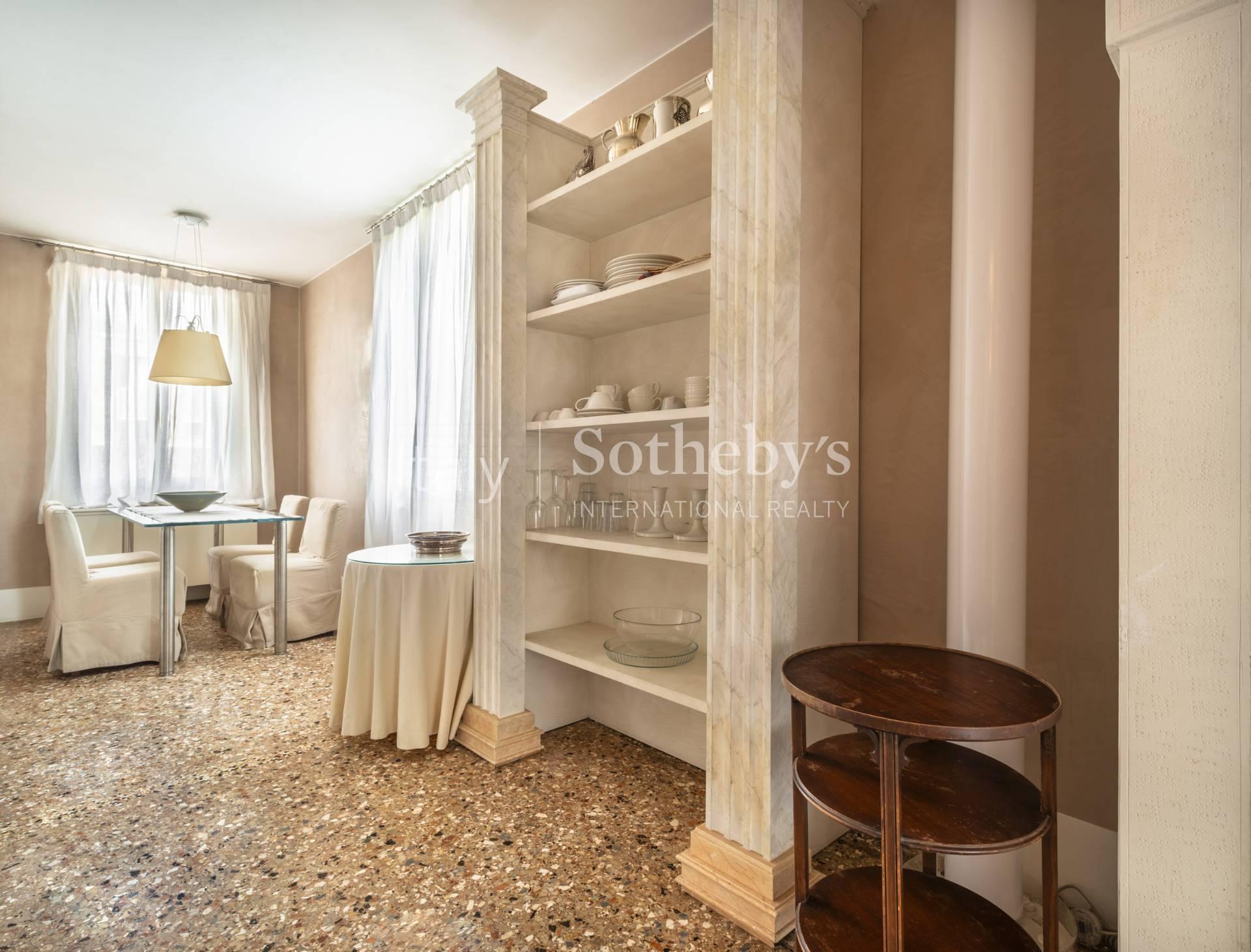 A stylish apartment with partial views of the Grand Canal - 4