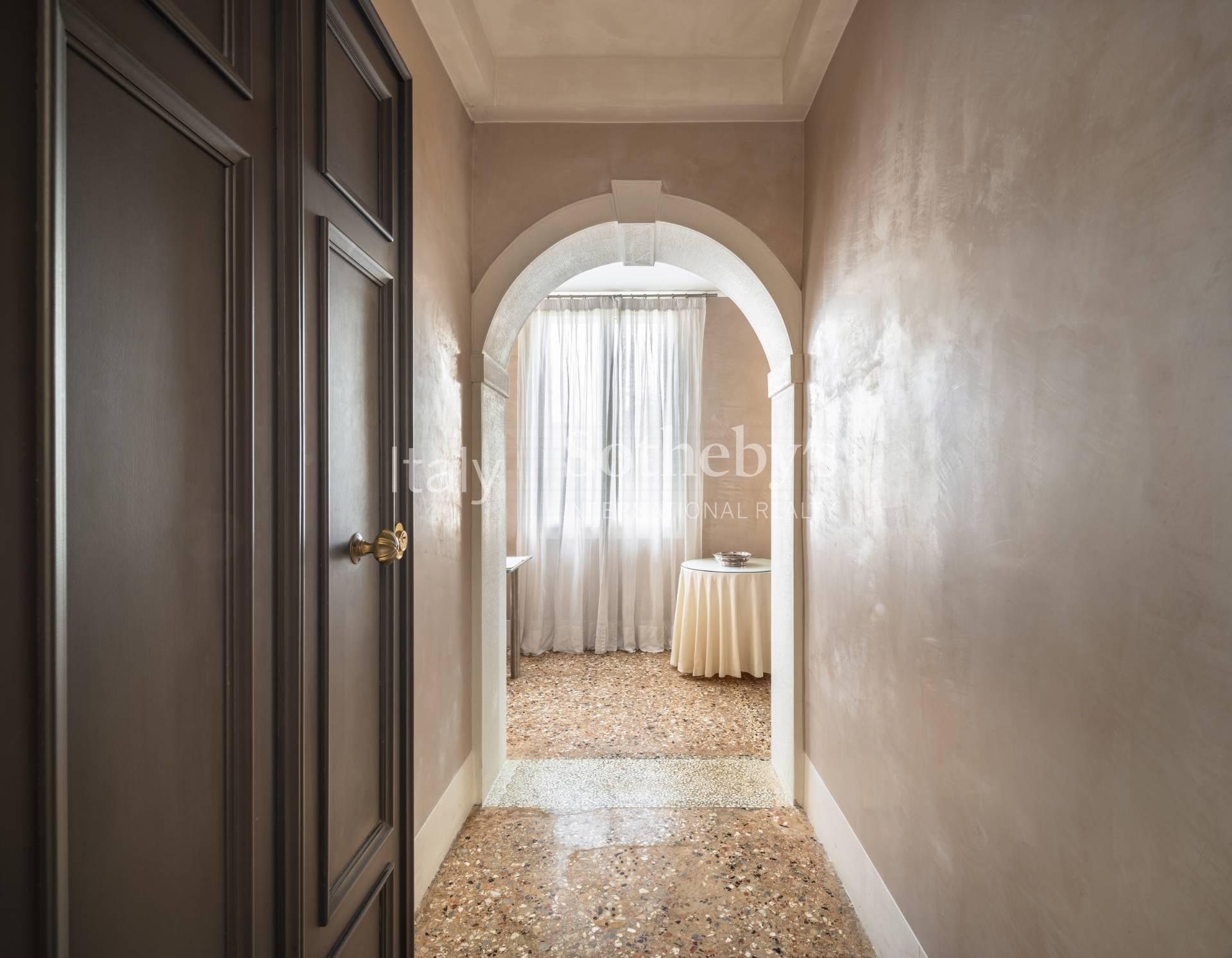 A stylish apartment with partial views of the Grand Canal - 5