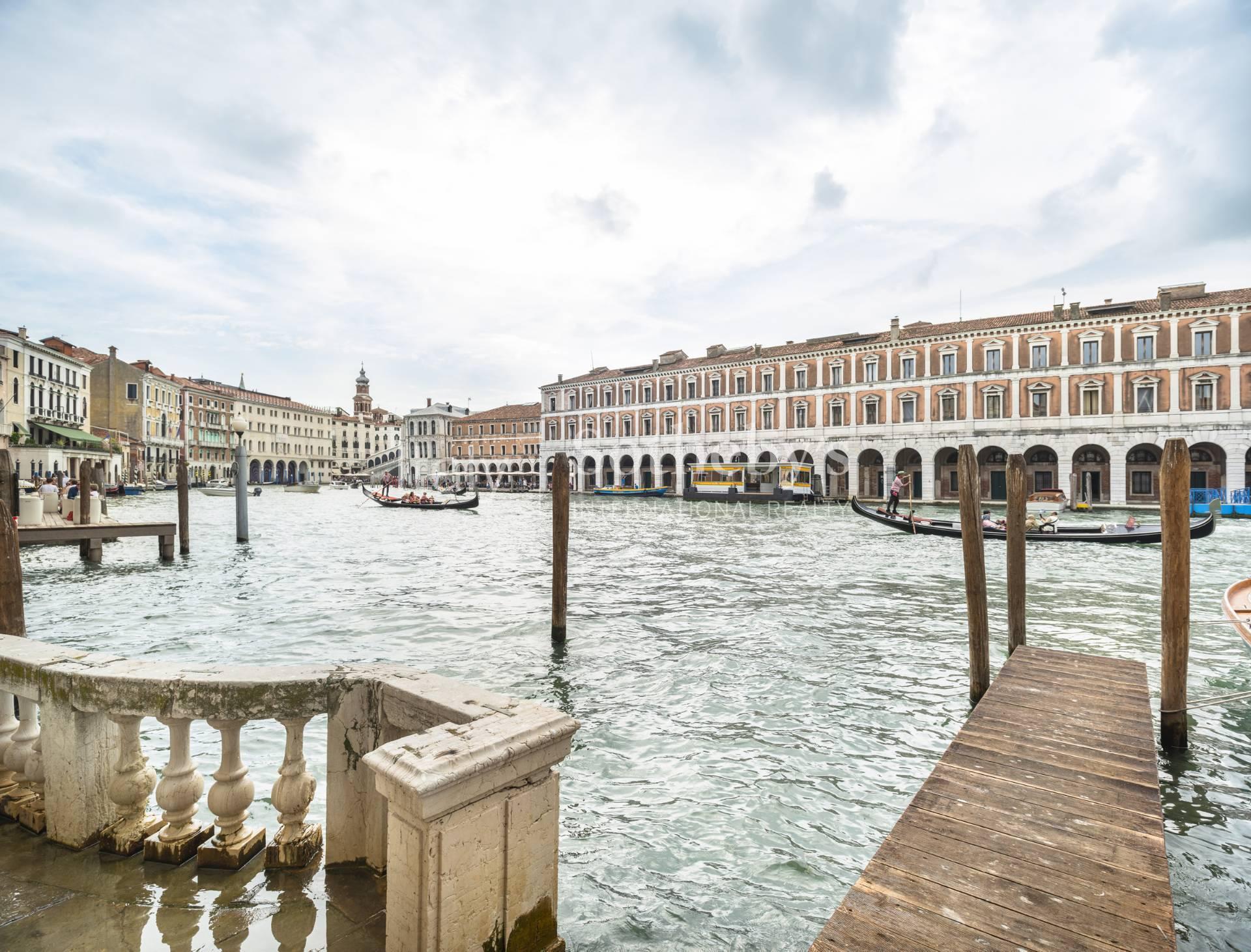 A stylish apartment with partial views of the Grand Canal - 8