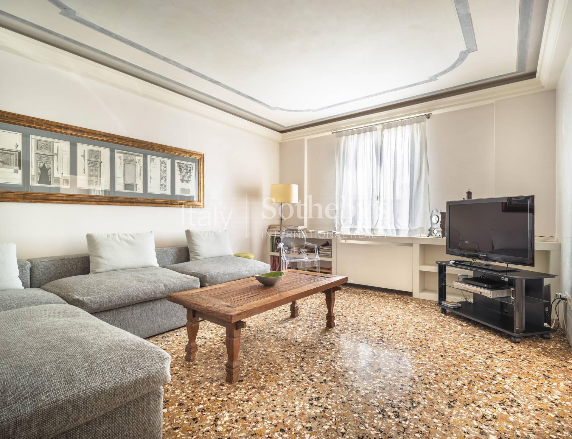 A stylish apartment with partial views of the Grand Canal - 9