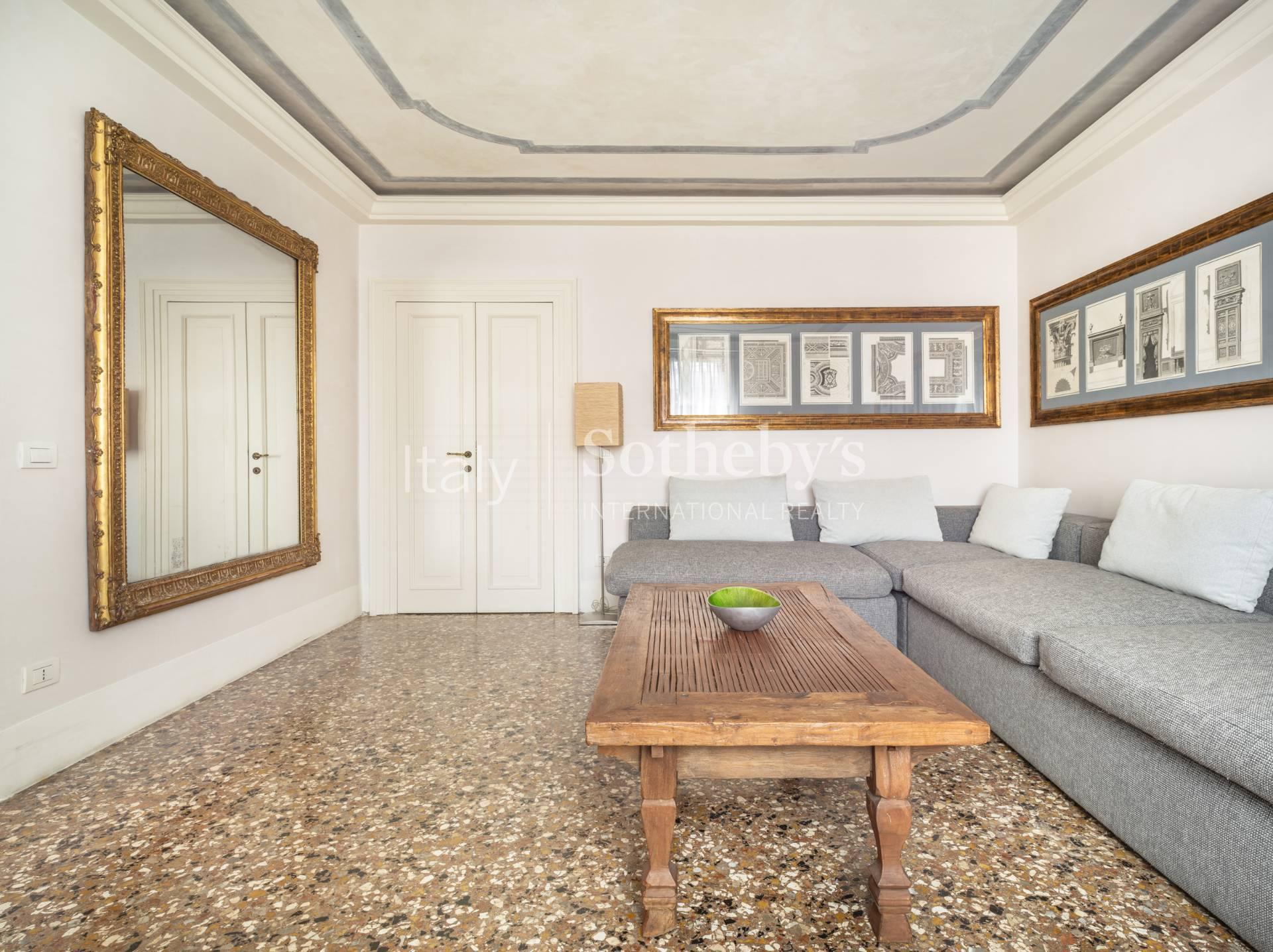 A stylish apartment with partial views of the Grand Canal - 11