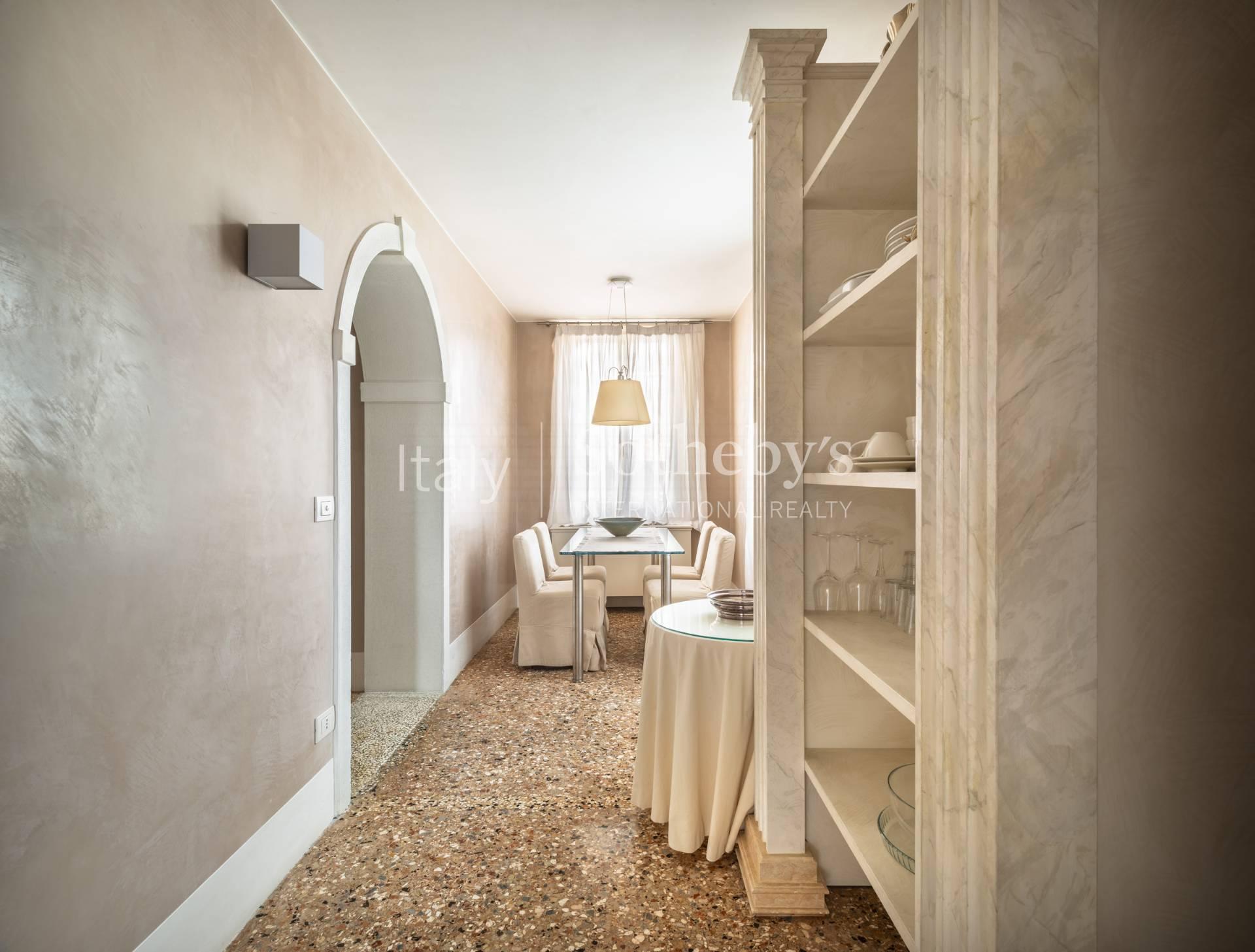 A stylish apartment with partial views of the Grand Canal - 12