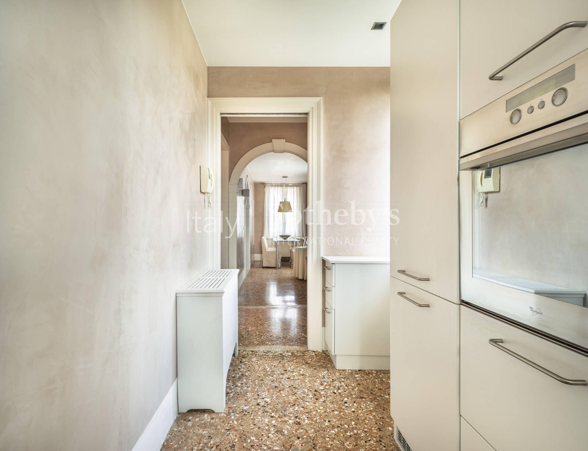 A stylish apartment with partial views of the Grand Canal - 16