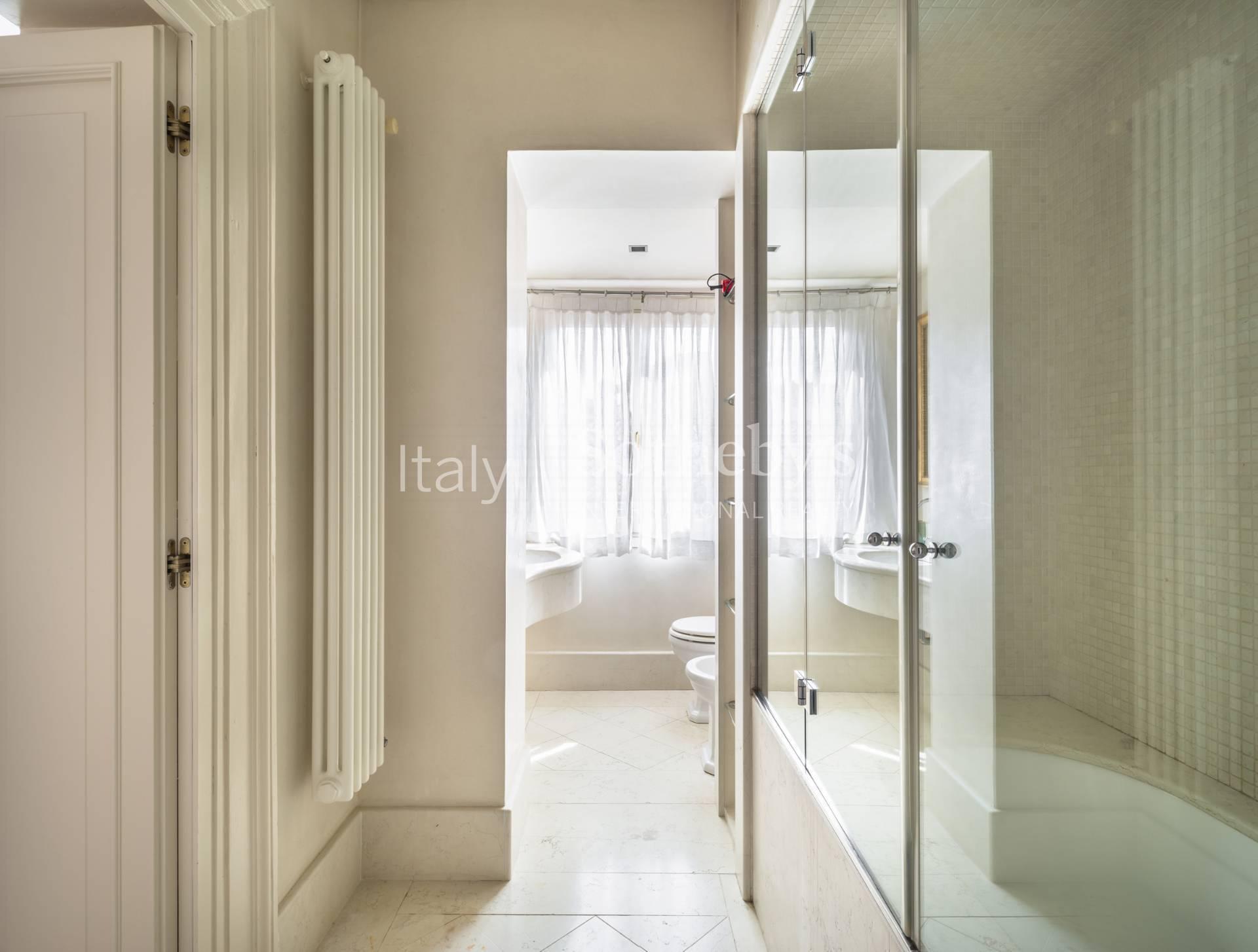 A stylish apartment with partial views of the Grand Canal - 18
