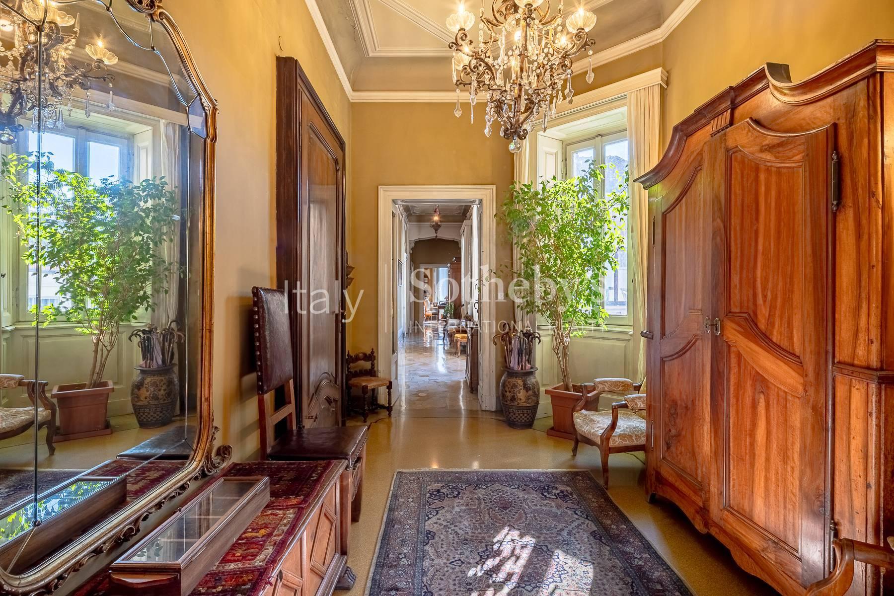 Charming prestigious residence in a majestic building - 14