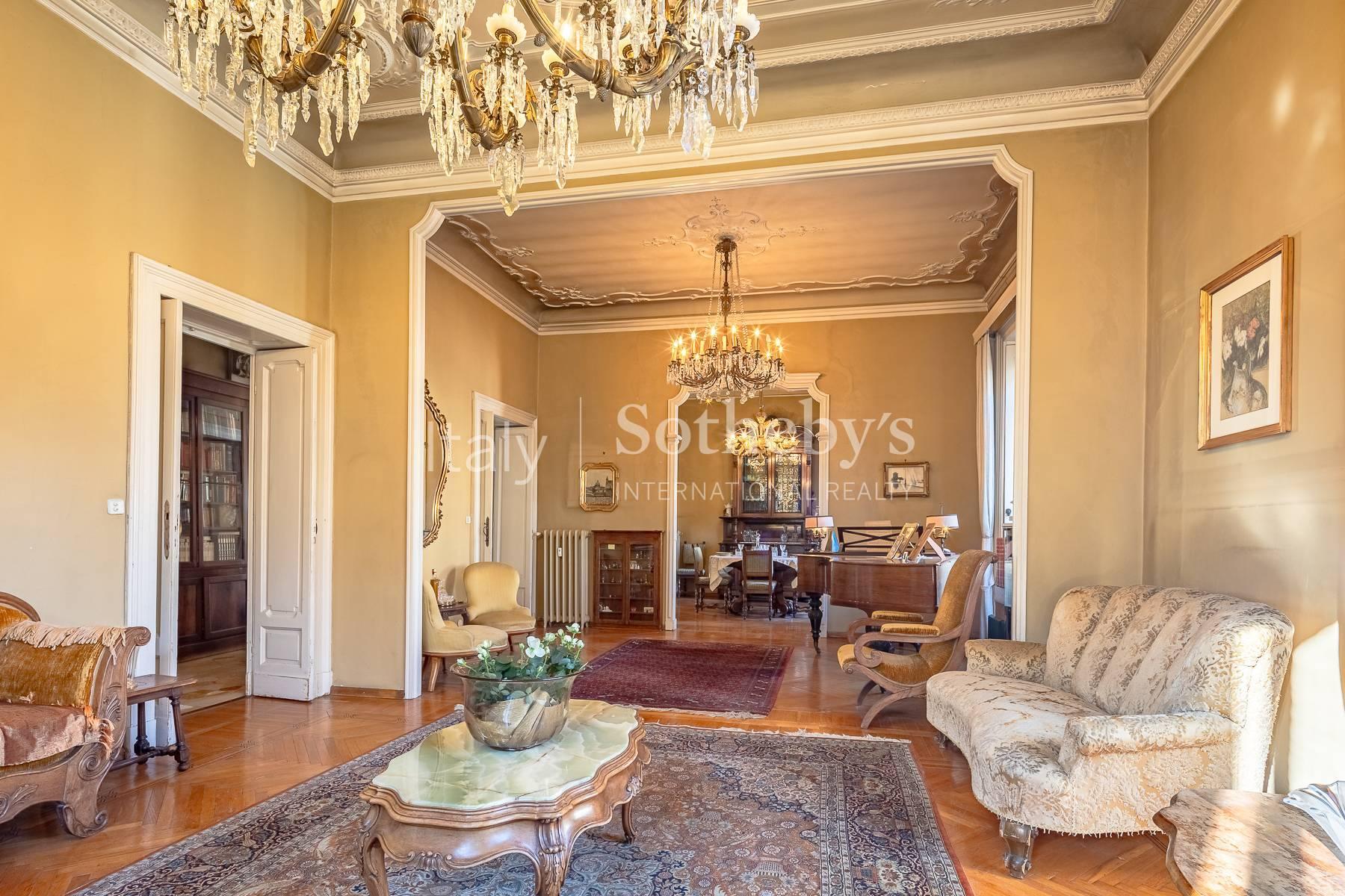 Charming prestigious residence in a majestic building - 8
