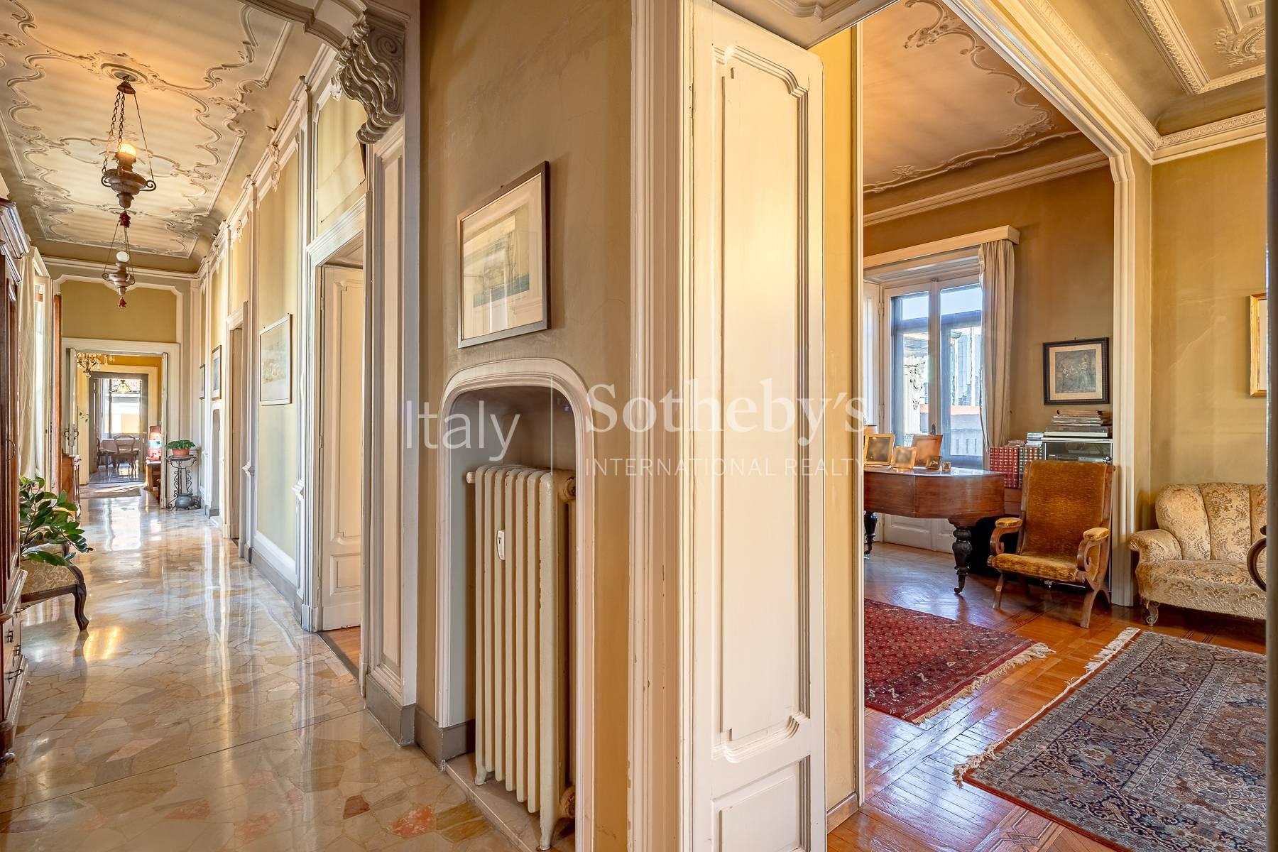 Charming prestigious residence in a majestic building - 11