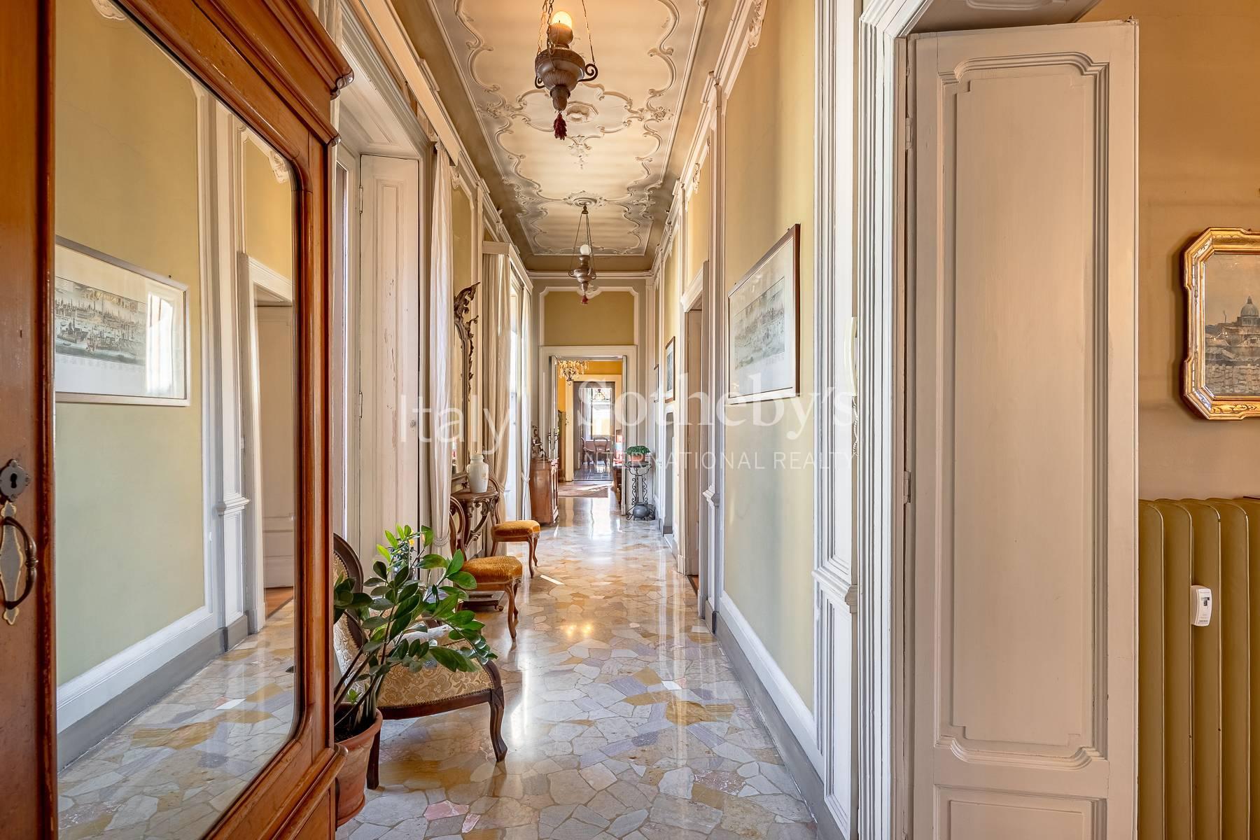 Charming prestigious residence in a majestic building - 12