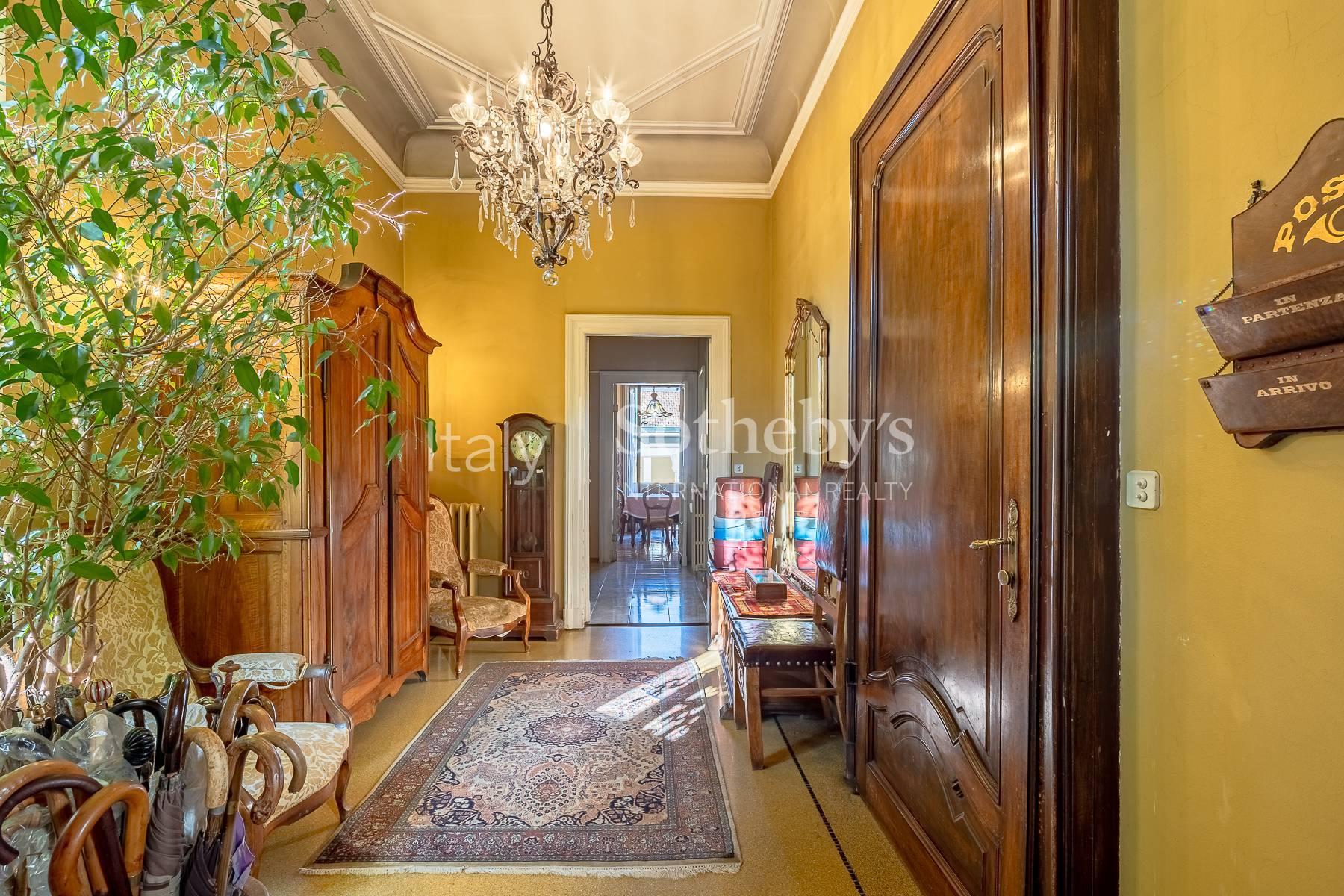 Charming prestigious residence in a majestic building - 16