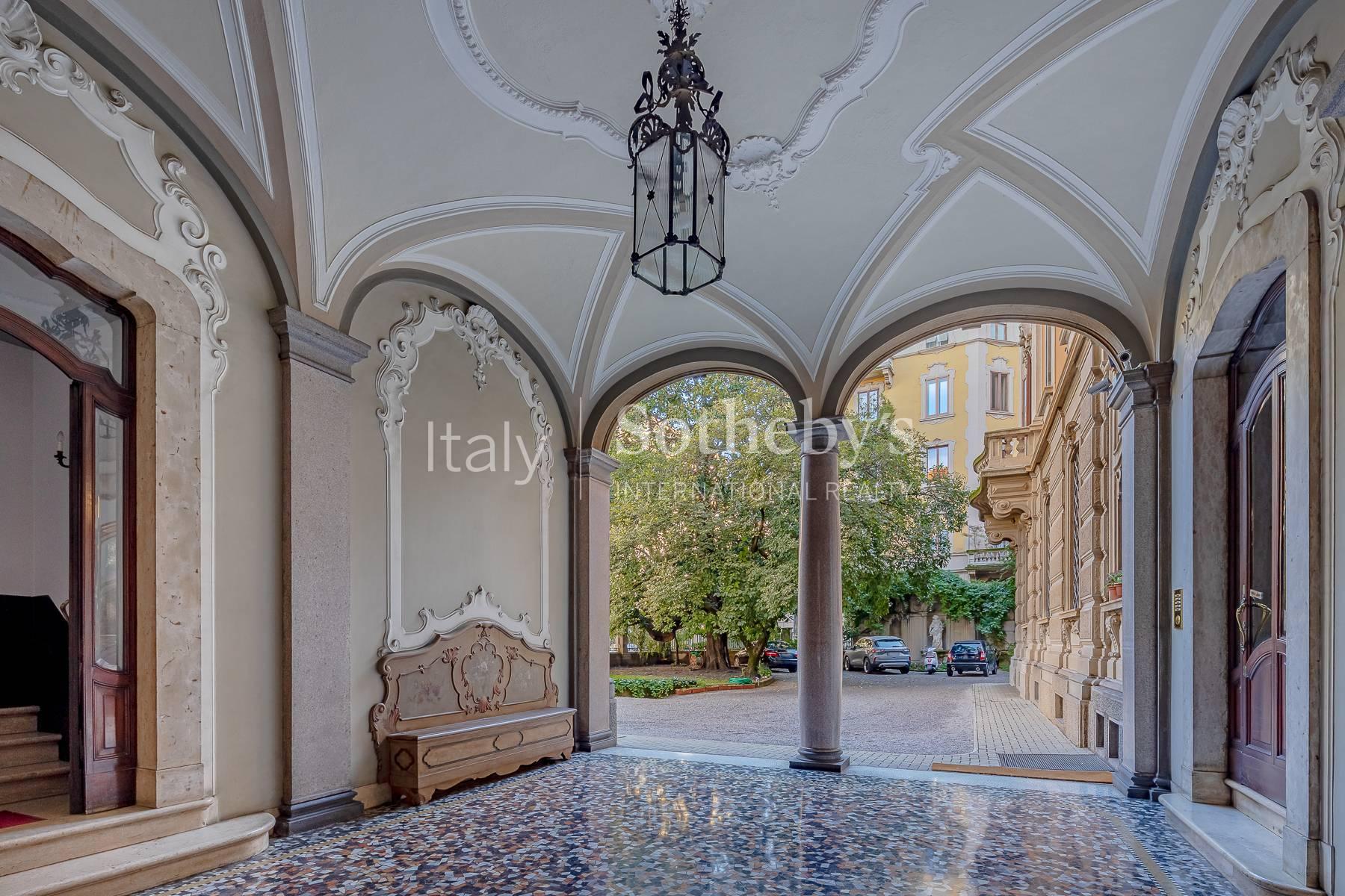 Charming prestigious residence in a majestic building - 23
