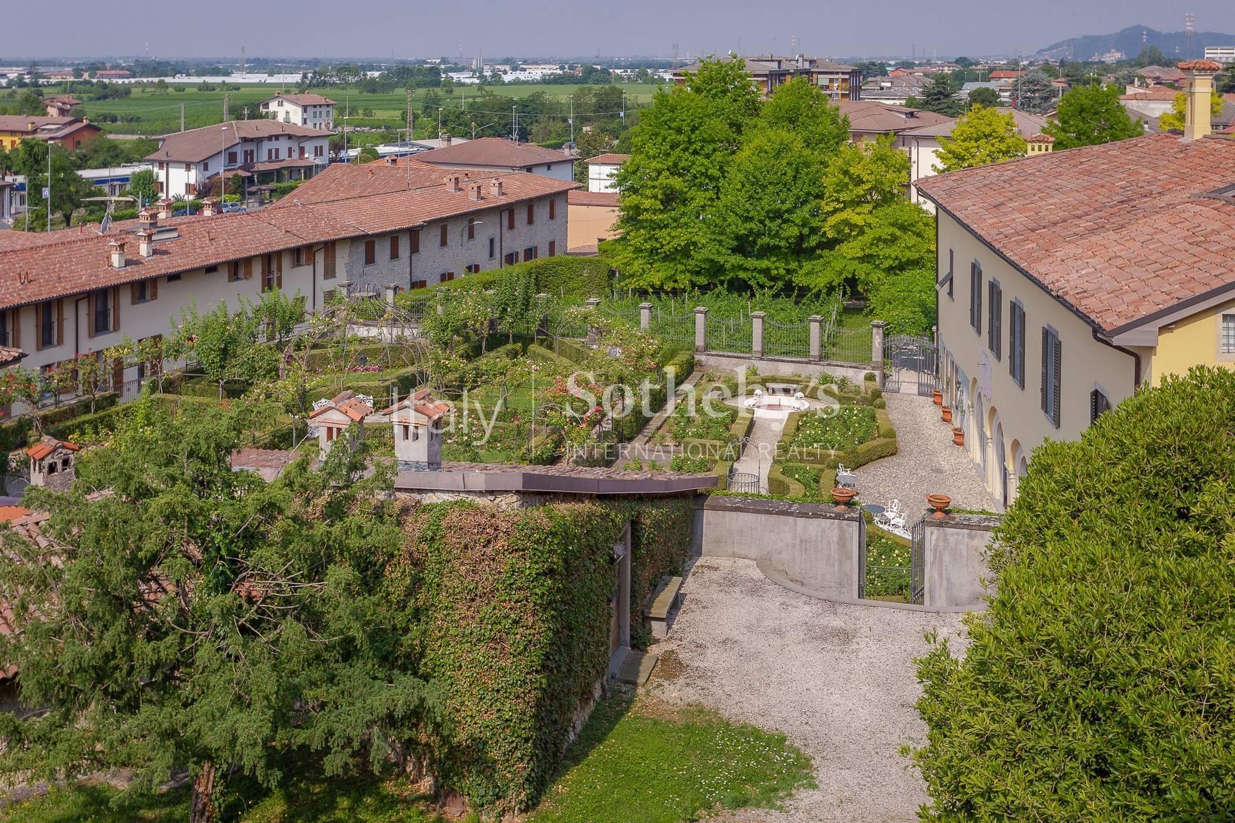 Шикарная вилла с парком и садом в итальянском стиле - 17