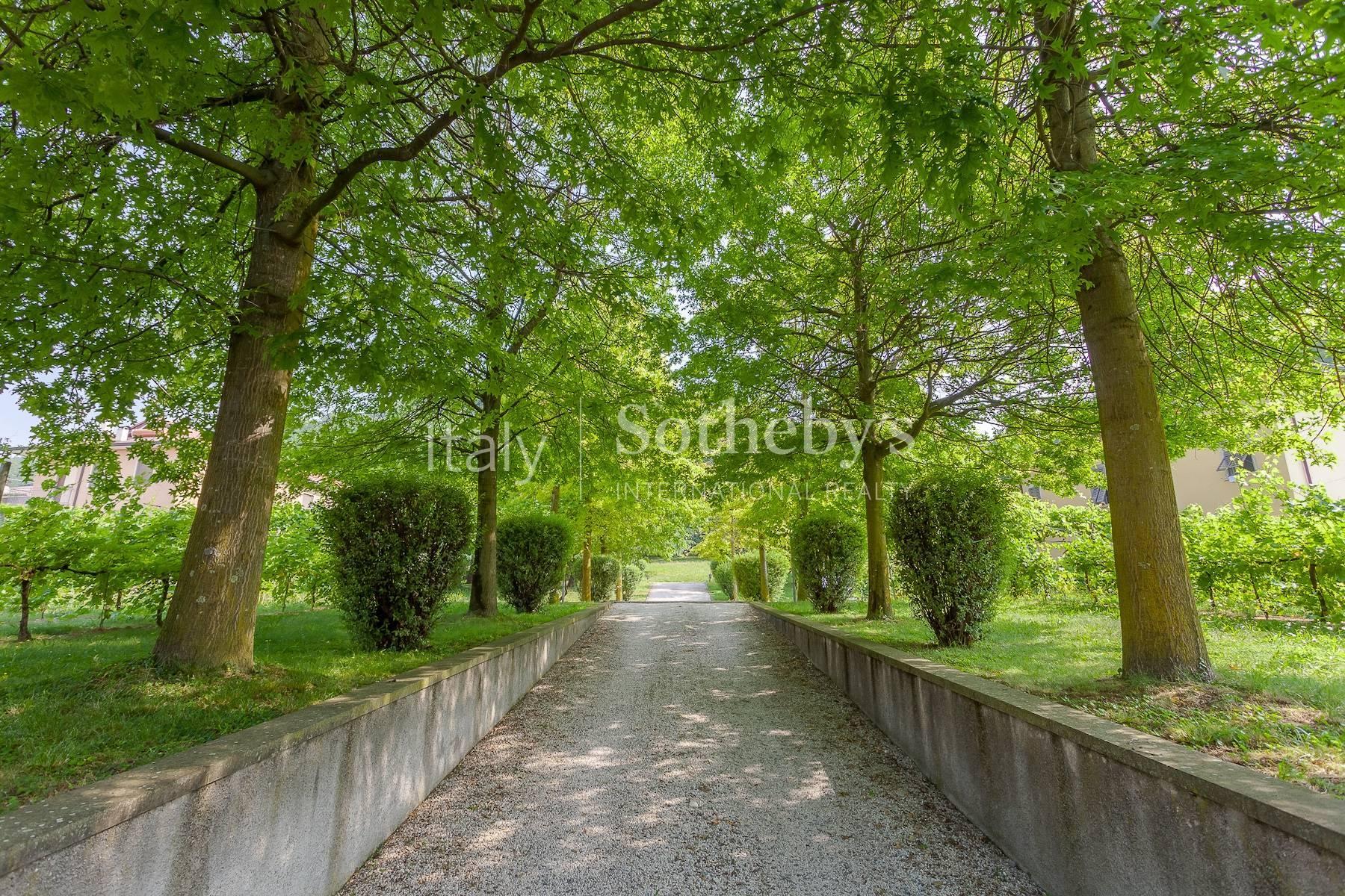 Шикарная вилла с парком и садом в итальянском стиле - 19