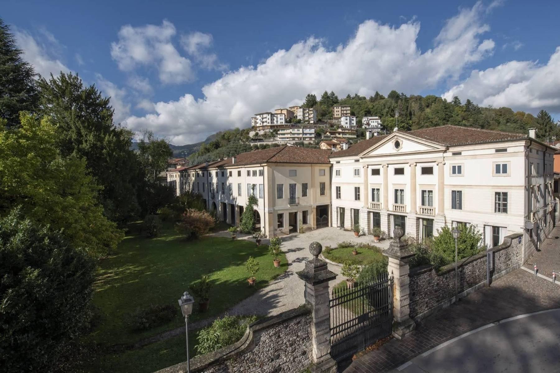 Villa vénitienne néoclassique avec parc et dépendances - 1
