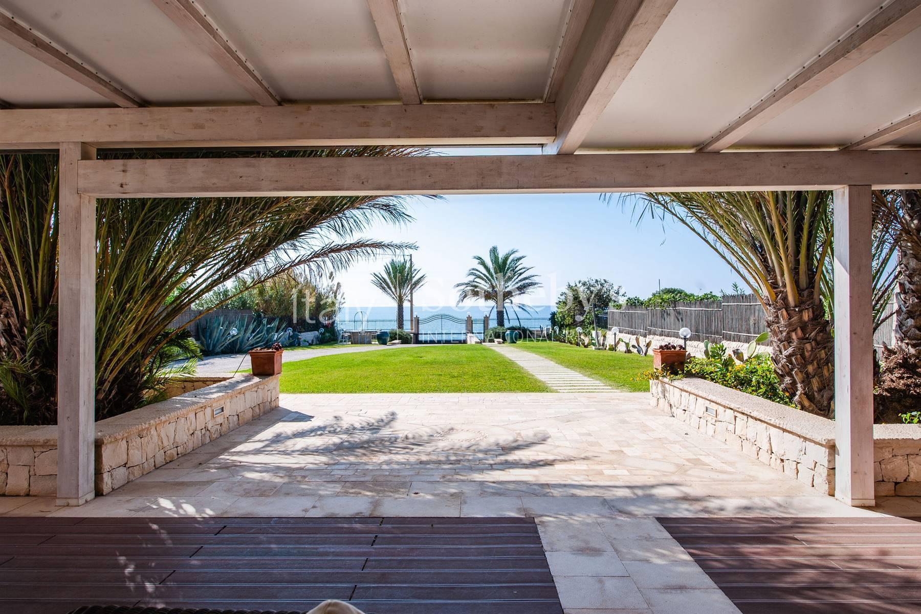 Beachfront villa with outdoor and indoor pool - 16