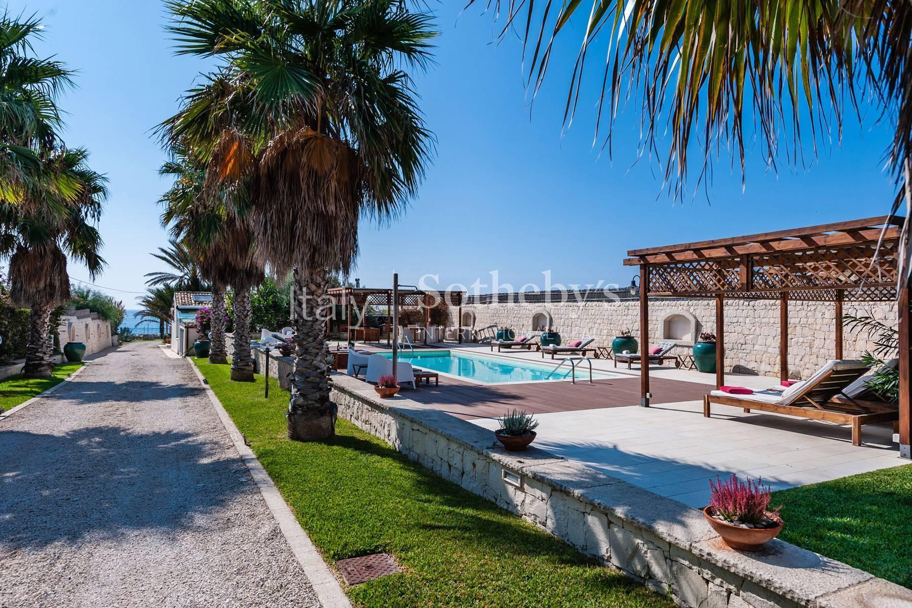Beachfront villa with outdoor and indoor pool - 21