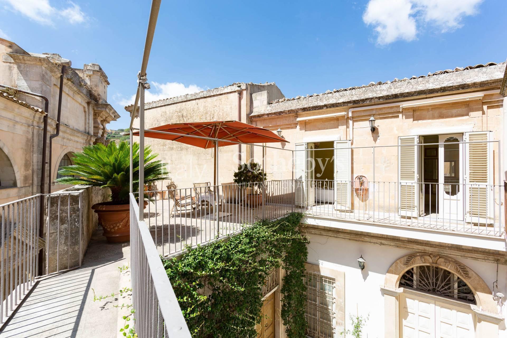 Historic apartment with terrace and courtyard near the Cathedral of San Giorgio in Modica - 10